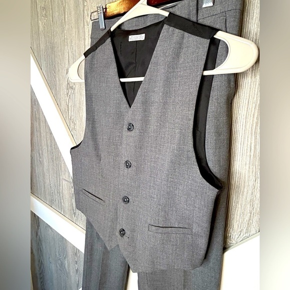 037. Calvin Klein Charcoal Big Boys Slim-Fit Plain-Weave Suit Pants and Vest - Picture 6 of 7